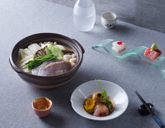 그랜드 인터컨티넨탈 서울 파르나스가 7월 7일 소서와 12일 초복을 앞두고 각 지방의 유명한 지역 보양식 메뉴를 선보인다. 특히 올해는 제철 생선을 이용한 보양식으로 선별해 준비했다. 파르나스의 정통 일식 레스토랑 '하코네'는 전라도 전통 방식으로 조리한 '민어 특선'을 8월 20일까지 마련한다. 그랜드 인터컨티넨탈 서울 파르나스 제공